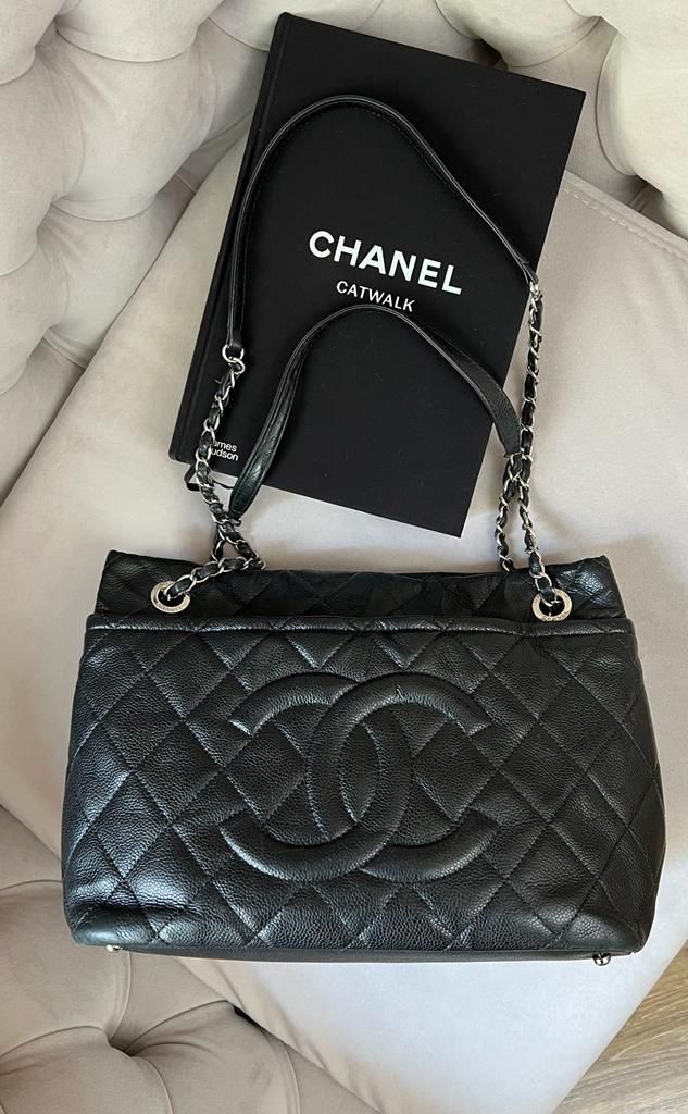 CHANEL  Timeless CC Soft shopping bag in black quilted caviar leather